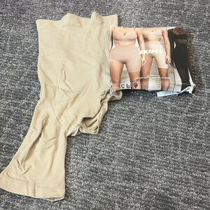 SKIMS Seamless Sculpt Solutions High-Waisted Shorts left left exposed Clay SZ S